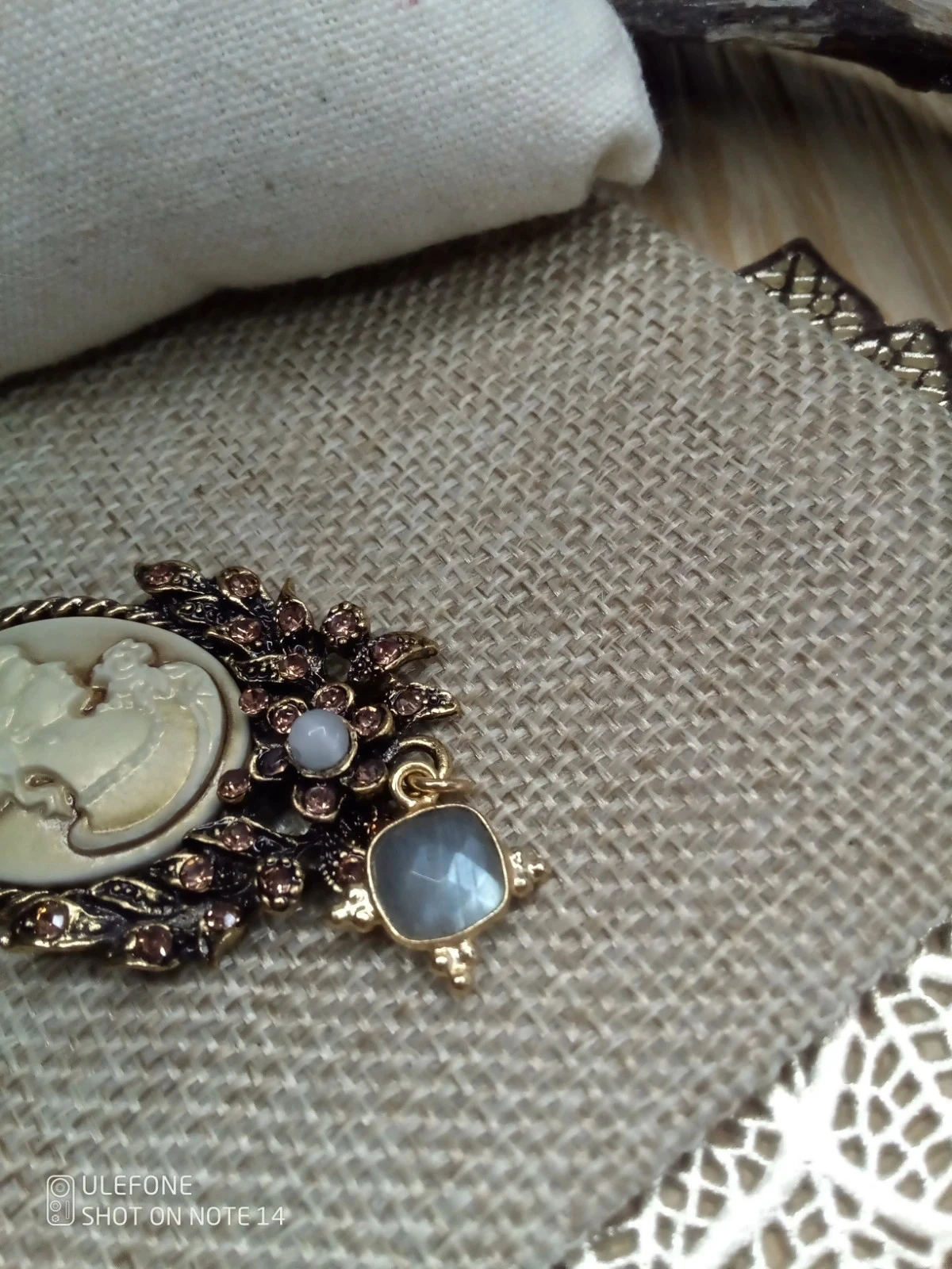 Collier camée pierre de labradorite et sélénite – photo 2